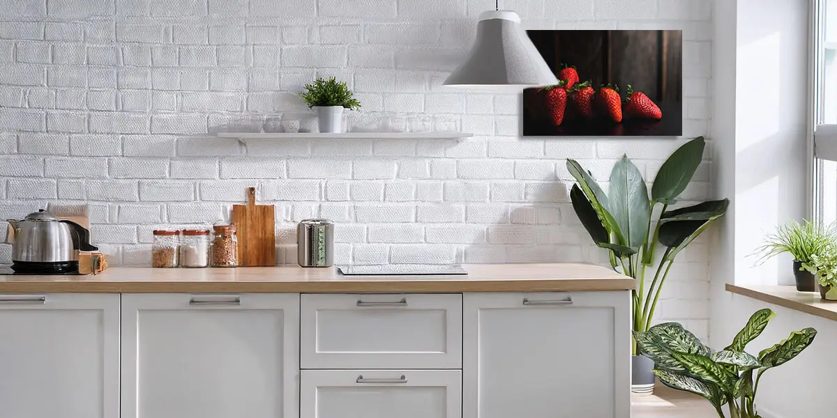 Plik na poster, truskawki na ciemnym tle.