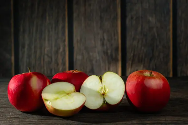 Czerwone jabłka na brązowym tle - plik do pobrania