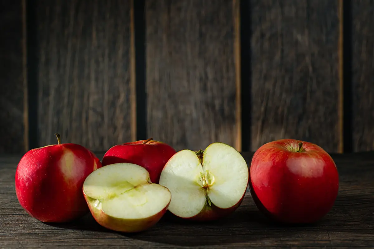 Czerwone jabłka na brązowym tle - plik do pobrania
