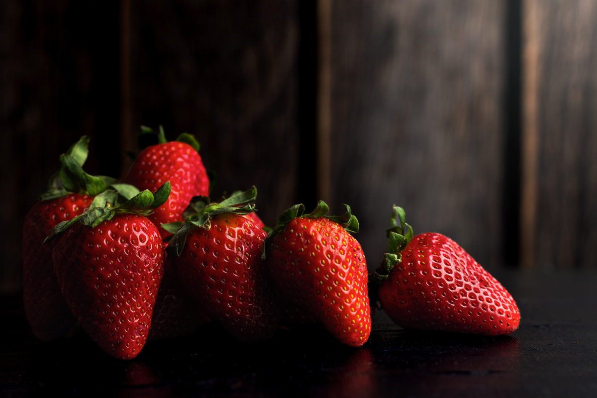 truskawki na ciemnym brązowym tle