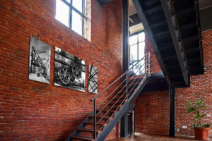 detale starej maszyny portowej – zardzewiałe tryby, metalowe elementy