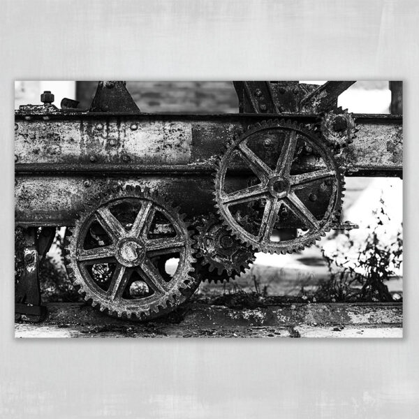 detale starej maszyny portowej – zardzewiałe tryby, metalowe elementy