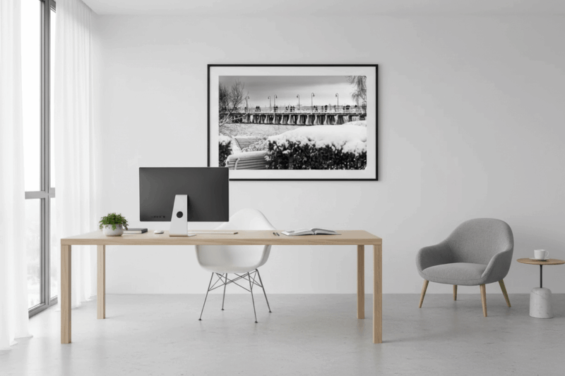 Fotografia molo w Gdyni w gabinecie - czarno-biały plakat nad biurkiem