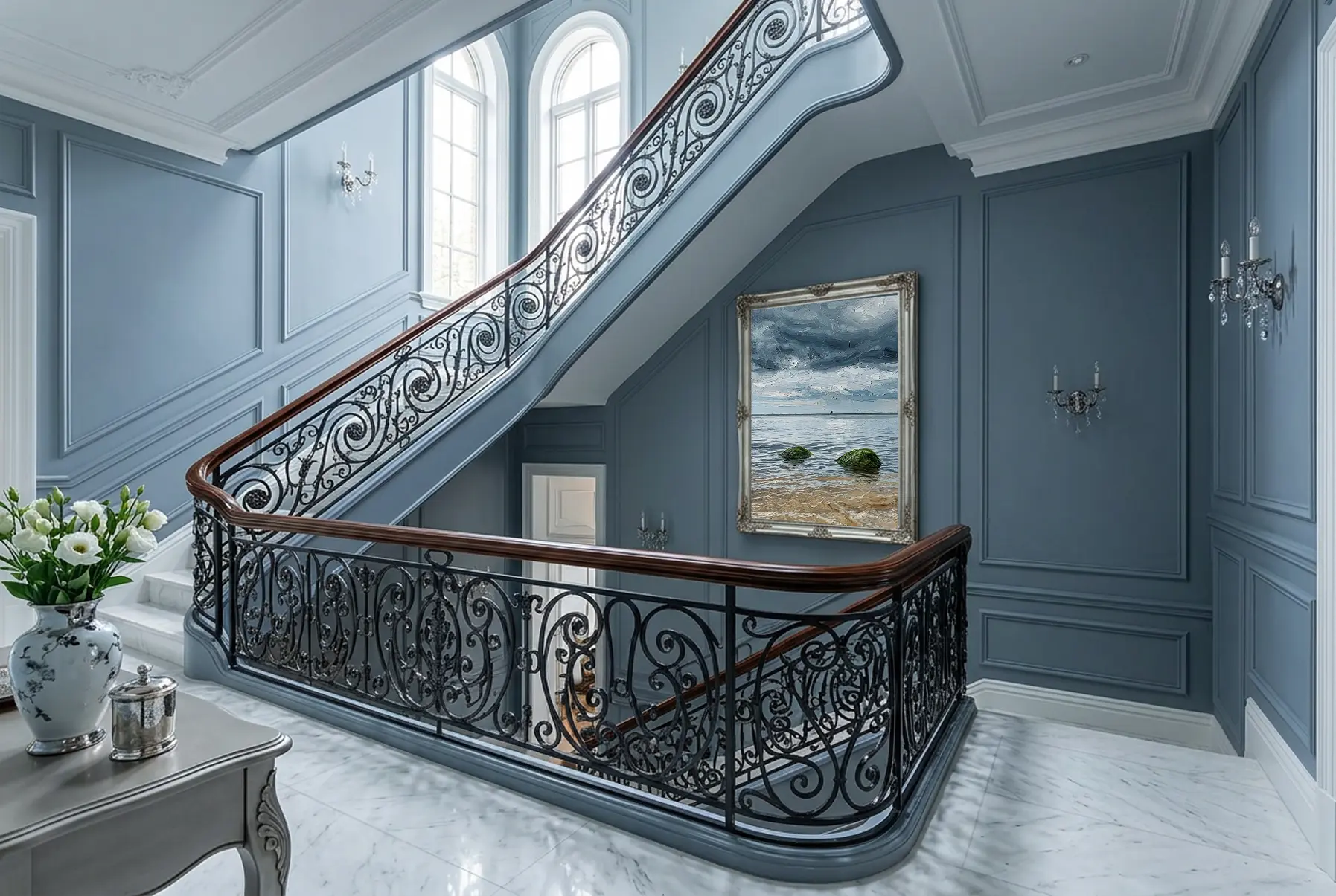 Wizualizacja postera Kamienie w ozdobnej ramie na ścianie klasycznej klatki schodowej z kutą balustradą, marmurową podłogą i boazerią w odcieniu błękitnej szarości