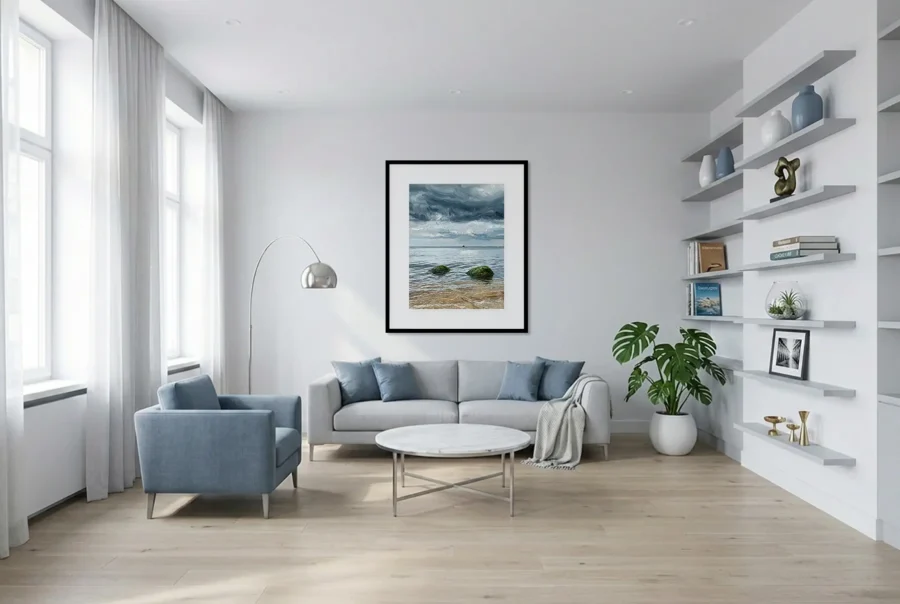Kamienie — wizualizacja we wnętrzu, jasny nowoczesny salon Wizualizacja postera Kamienie w czarnej ramie nad szarą kanapą w jasnym nowoczesnym salonie z błękitnymi akcentami, dużymi oknami i dekoracyjnymi półkami